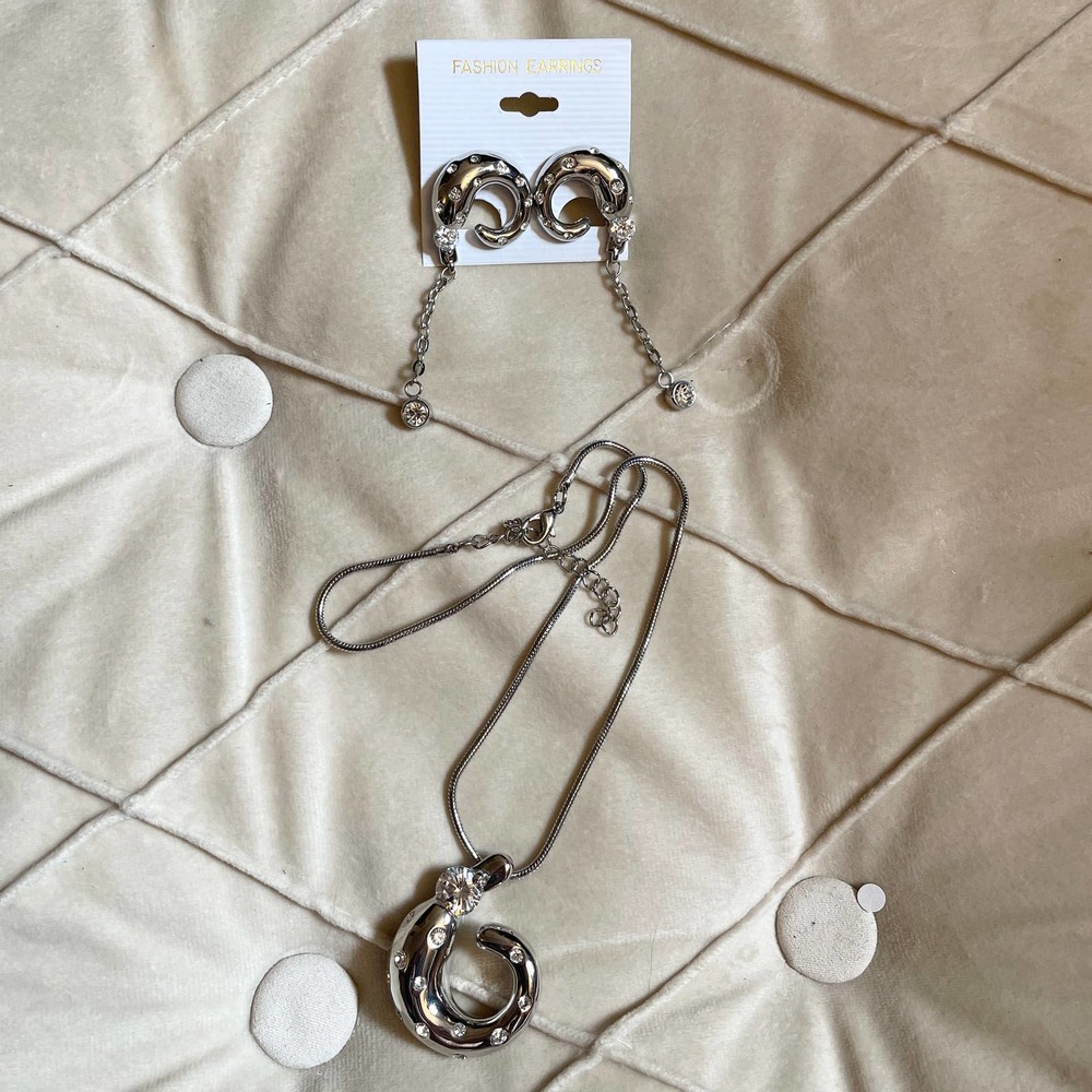 Set of two, Hon style Earrings and Necklaces